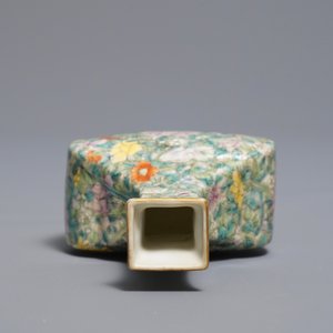 A Chinese eggshell famille rose millefleurs vase on stand, Qianlong mark, 18/19th C. — 照片 6