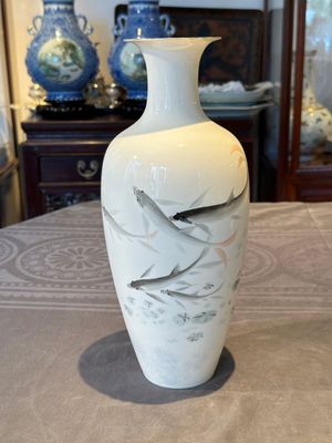 A Chinese eggshell polychrome 'fish' vase, Jing De Zhen Zhi 景德鎮製 mark, dated 1981 — 照片 1