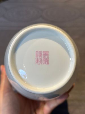 A Chinese eggshell polychrome 'fish' vase, Jing De Zhen Zhi 景德鎮製 mark, dated 1981 — 照片 14