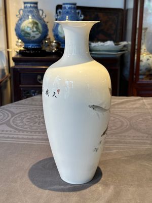A Chinese eggshell polychrome 'fish' vase, Jing De Zhen Zhi 景德鎮製 mark, dated 1981 — 照片 2