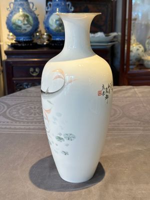 A Chinese eggshell polychrome 'fish' vase, Jing De Zhen Zhi 景德鎮製 mark, dated 1981 — 照片 4