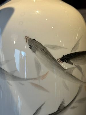 A Chinese eggshell polychrome 'fish' vase, Jing De Zhen Zhi 景德鎮製 mark, dated 1981 — 照片 5
