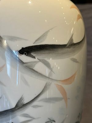 A Chinese eggshell polychrome 'fish' vase, Jing De Zhen Zhi 景德鎮製 mark, dated 1981 — 照片 6