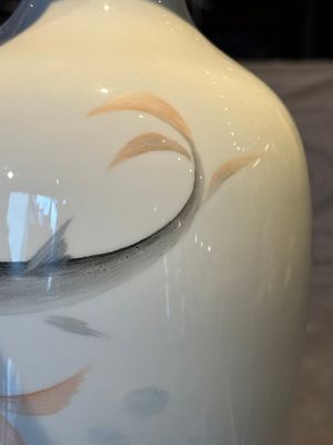 A Chinese eggshell polychrome 'fish' vase, Jing De Zhen Zhi 景德鎮製 mark, dated 1981 — 照片 7