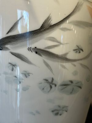 A Chinese eggshell polychrome 'fish' vase, Jing De Zhen Zhi 景德鎮製 mark, dated 1981 — 照片 8