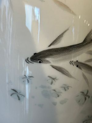 A Chinese eggshell polychrome 'fish' vase, Jing De Zhen Zhi 景德鎮製 mark, dated 1981 — 照片 9