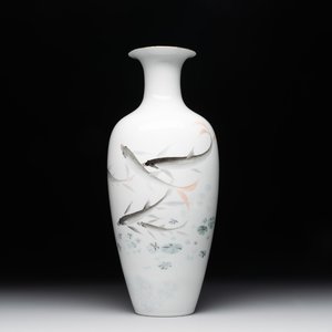 A Chinese eggshell polychrome 'fish' vase, Jing De Zhen Zhi 景德鎮製 mark, dated 1981 — 照片 1
