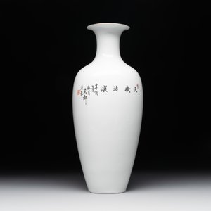 A Chinese eggshell polychrome 'fish' vase, Jing De Zhen Zhi 景德鎮製 mark, dated 1981 — 照片 2