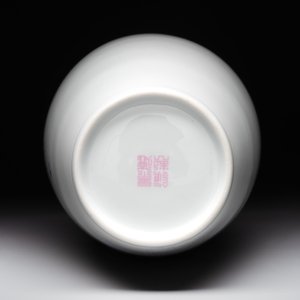 A Chinese eggshell polychrome 'fish' vase, Jing De Zhen Zhi 景德鎮製 mark, dated 1981 — 照片 4