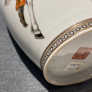 A Chinese eggshell porcelain vase with warriors flanking a horserider, Qianlong mark, Republic — photo 12