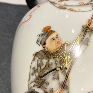 A Chinese eggshell porcelain vase with warriors flanking a horserider, Qianlong mark, Republic — photo 10