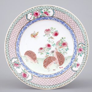Een Chinees eierschaal porseleinen bord met kwartels en roze onderkant, Yongzheng, 1722-1735 — foto 1
