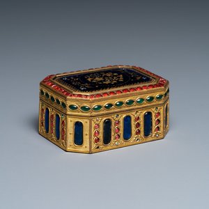 A Chinese embellished gilt-copper enamel snuff box and cover, Canton, Qianlong — 照片 1