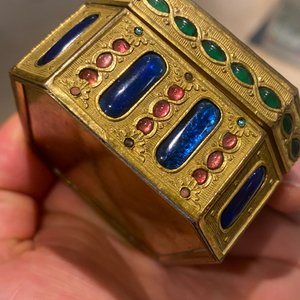 A Chinese embellished gilt-copper enamel snuff box and cover, Canton, Qianlong — 照片 20