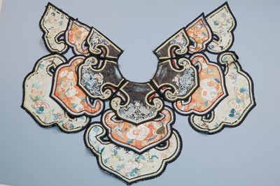 A Chinese embroidered neck collar, Qing Dynasty, 18/19th C.