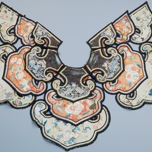 A Chinese embroidered neck collar, Qing Dynasty, 18/19th C. — foto 1