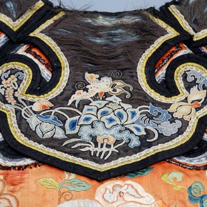A Chinese embroidered neck collar, Qing Dynasty, 18/19th C. — foto 3