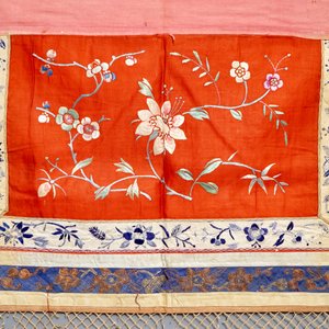 A Chinese embroidered silk altar cloth, 19/20th C. — photo 2