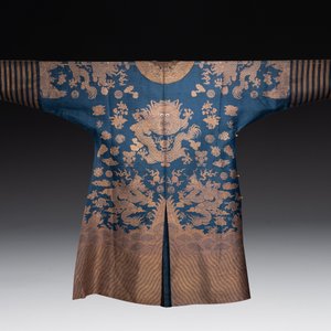 A Chinese embroidered silk blue-ground summer gauze 'nine dragons' robe, 19th C. — photo 2