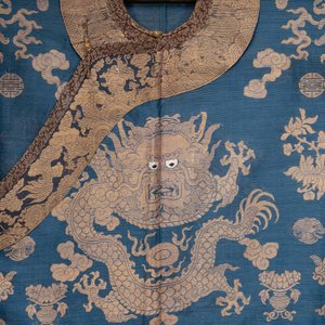 A Chinese embroidered silk blue-ground summer gauze 'nine dragons' robe, 19th C. — photo 6