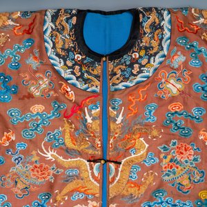 A Chinese embroidered silk brown-ground 'dragon' robe, 18/19th C. — photo 3