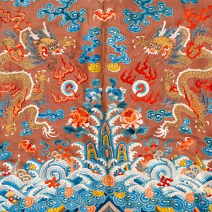 A Chinese embroidered silk brown-ground 'dragon' robe, 18/19th C. — photo 7
