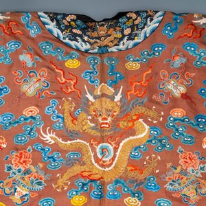 A Chinese embroidered silk brown-ground 'dragon' robe, 18/19th C. — photo 8