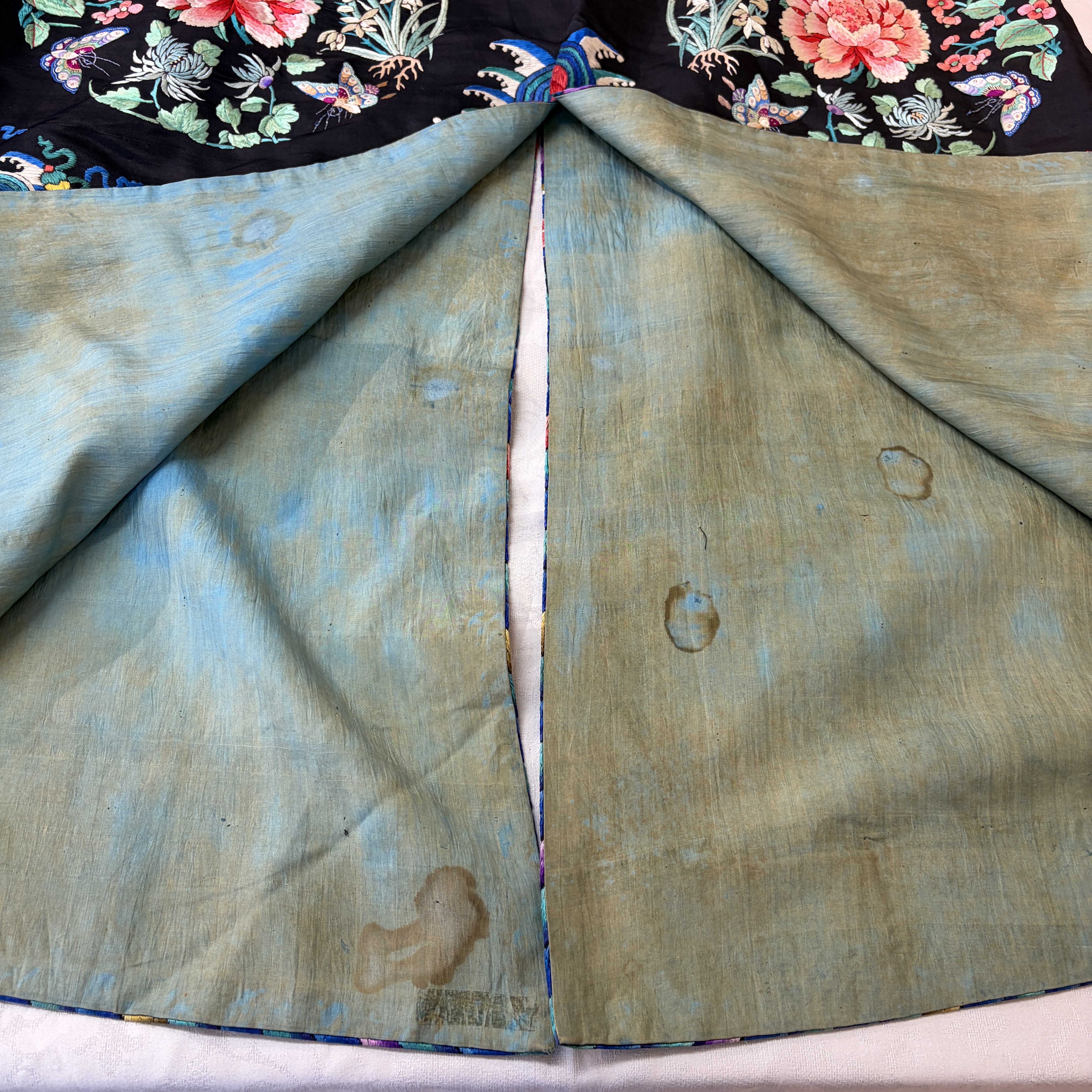 A Chinese embroidered silk dark-blue-ground robe with floral medallions — photo 38