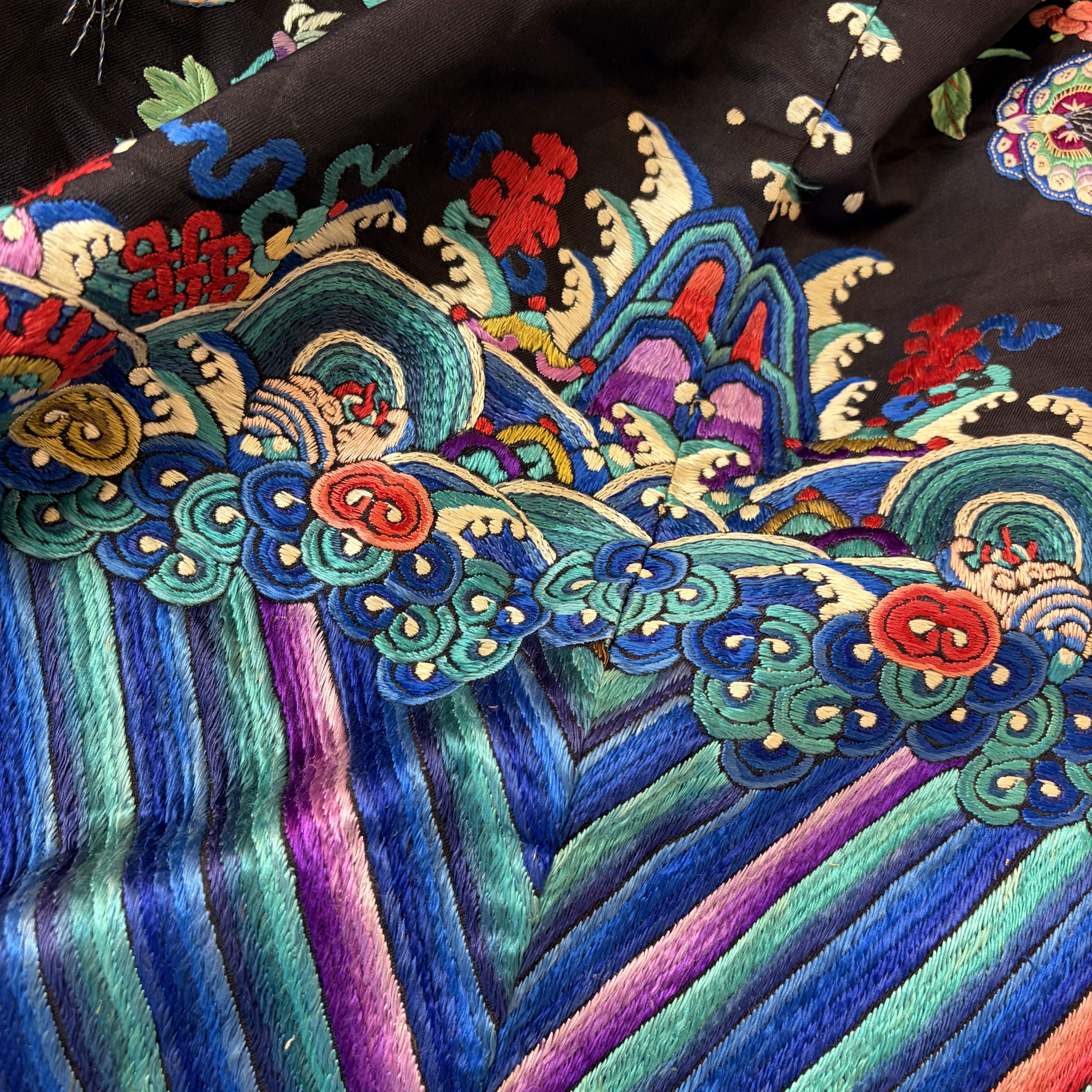 A Chinese embroidered silk dark-blue-ground robe with floral medallions — photo 39