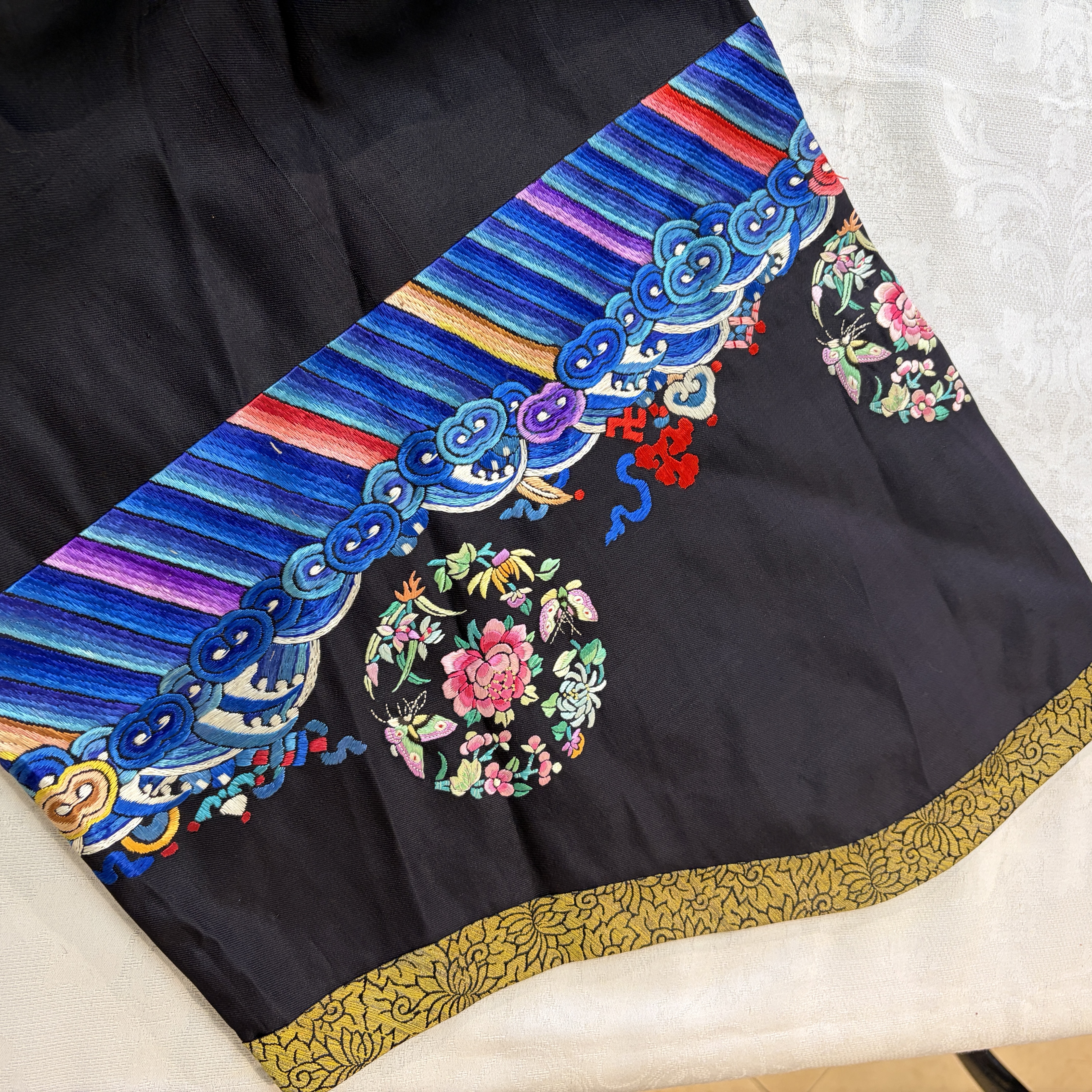 A Chinese embroidered silk dark-blue-ground robe with floral medallions — photo 8