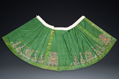 A Chinese embroidered silk 'dragon and phoenix' skirt and a wallet pouch, 18/19th C. — photo 3