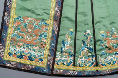 A Chinese embroidered silk 'dragon and phoenix' skirt and a wallet pouch, 18/19th C. — photo 10
