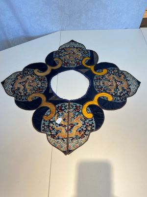 A Chinese embroidered silk 'Dragon' collar, late 19th C. — photo 1