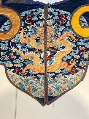A Chinese embroidered silk 'Dragon' collar, late 19th C. — photo 2