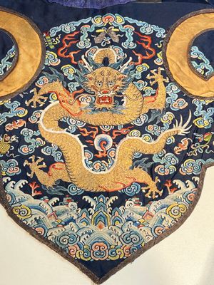 A Chinese embroidered silk 'Dragon' collar, late 19th C. — photo 3