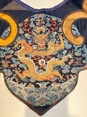 A Chinese embroidered silk 'Dragon' collar, late 19th C. — photo 4