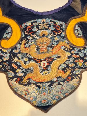 A Chinese embroidered silk 'Dragon' collar, late 19th C. — photo 5