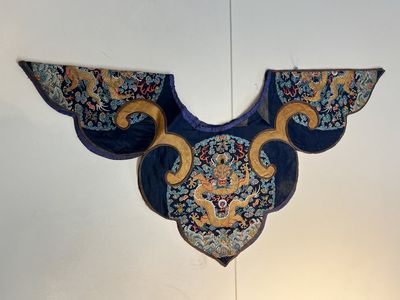 A Chinese embroidered silk 'Dragon' collar, late 19th C. — photo 7