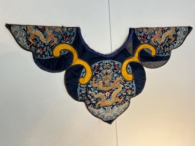 A Chinese embroidered silk 'Dragon' collar, late 19th C. — photo 8