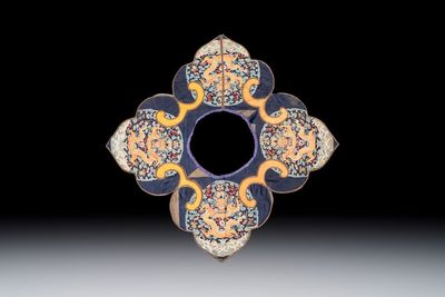 A Chinese embroidered silk 'Dragon' collar, late 19th C.