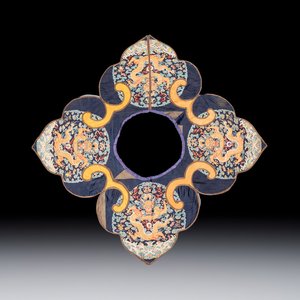 A Chinese embroidered silk 'Dragon' collar, late 19th C. — photo 1