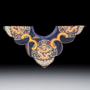 A Chinese embroidered silk 'Dragon' collar, late 19th C. — photo 3