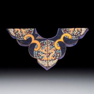 A Chinese embroidered silk 'Dragon' collar, late 19th C. — photo 4