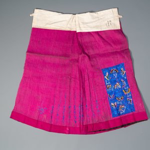 A Chinese embroidered silk jacket, a skirt and a sleeve fragment, Qing — 照片 11