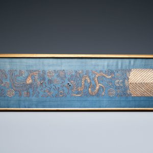 A Chinese embroidered silk jacket, a skirt and a sleeve fragment, Qing — 照片 2