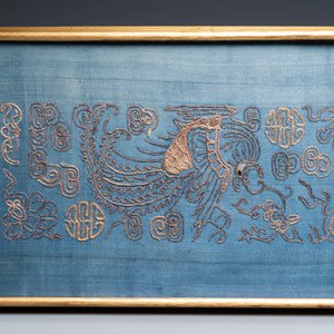 A Chinese embroidered silk jacket, a skirt and a sleeve fragment, Qing — 照片 4