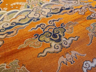 A Chinese embroidered silk 'kesi' cloth with Buddhist lions and phoenixes, 19th C. — photo 11