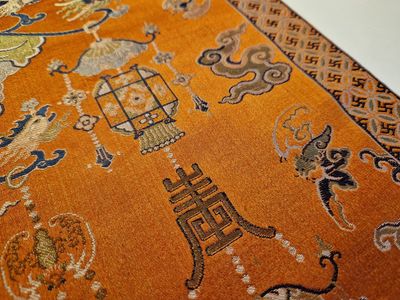 A Chinese embroidered silk 'kesi' cloth with Buddhist lions and phoenixes, 19th C. — photo 13