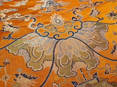 A Chinese embroidered silk 'kesi' cloth with Buddhist lions and phoenixes, 19th C. — photo 15