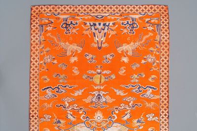A Chinese embroidered silk 'kesi' cloth with Buddhist lions and phoenixes, 19th C. — photo 3